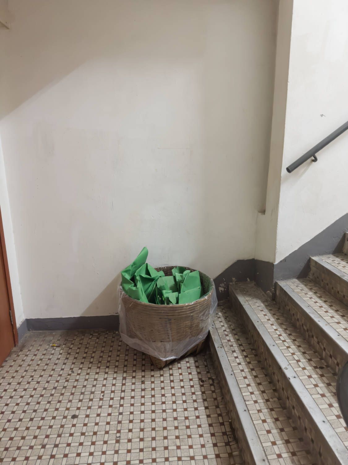 Chroma key rubbish bin